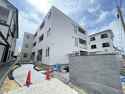 兵庫県尼崎市塚口町３丁目  3階建