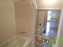 サンコート花山 清潔感のある白いお風呂、鏡が便利です。