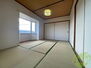 アパートメント松田Ｂ 6帖の和室が広がっています。出窓もあり明るい印象です。