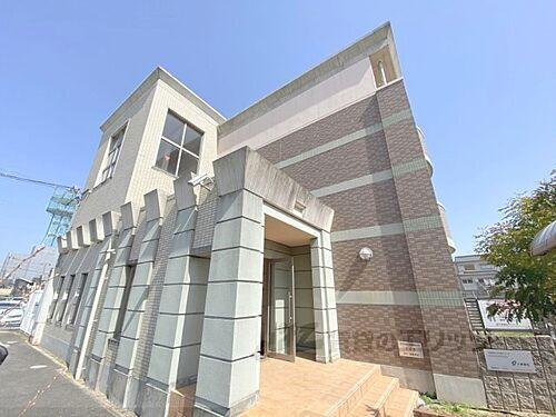 大阪府枚方市中宮山戸町 3階建