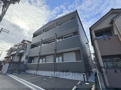 大阪府枚方市牧野阪２丁目 3階建