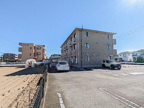 群馬県伊勢崎市連取元町 3階建 築17年6ヶ月