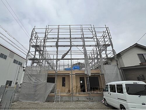 兵庫県伊丹市荒牧５丁目  3階建