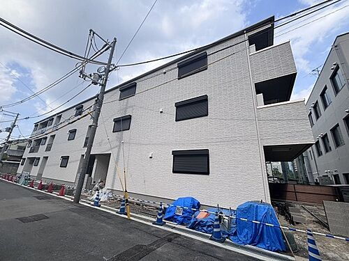 大阪府茨木市春日２丁目  3階建