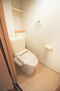中ノ坂レジデンス トイレは温水洗浄機能付きで、後ろに棚もあります。