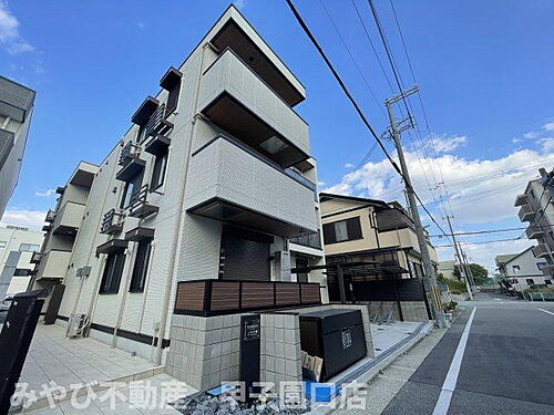 兵庫県西宮市上甲子園４丁目 築1年4ヶ月 3階建