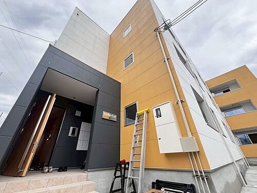 大阪府羽曳野市野々上５丁目  3階建