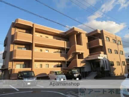 愛媛県伊予郡松前町大字西古泉 3階建