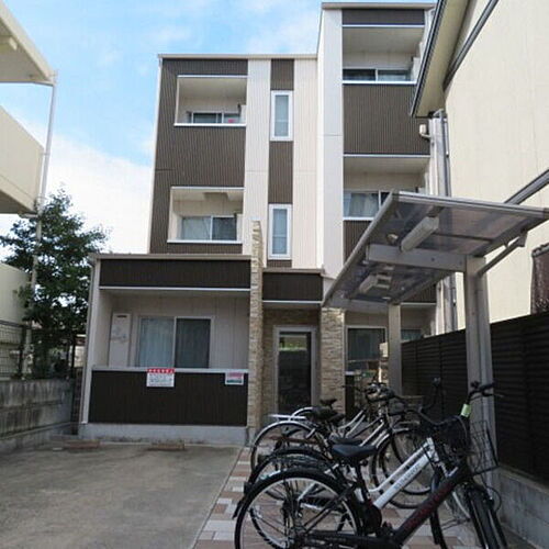 兵庫県西宮市室川町 3階建