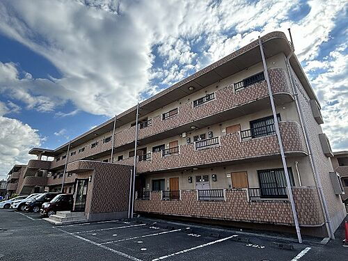 静岡県富士市三ツ沢 3階建