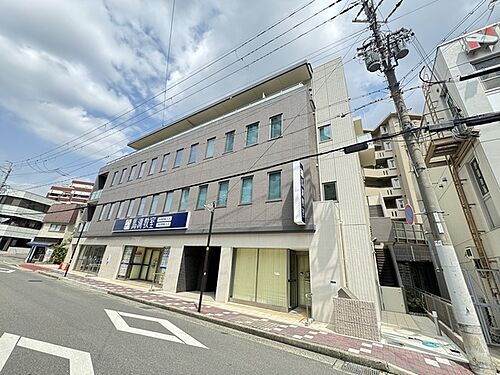 兵庫県宝塚市川面５丁目 4階建