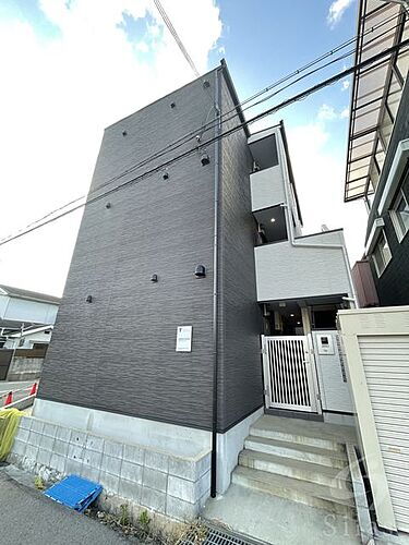兵庫県西宮市鳴尾町４丁目 3階建