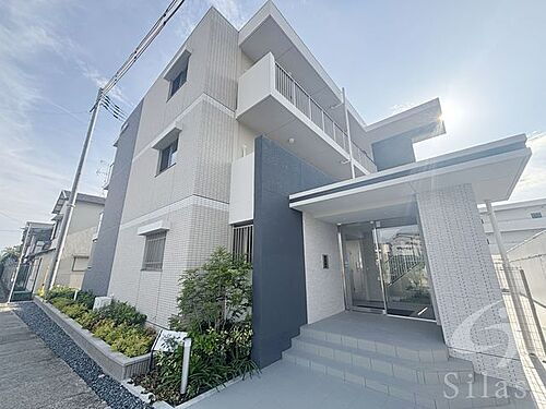 兵庫県川西市栄根２丁目 3階建 