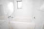 アネーロＣ ■浴室■1日の疲れを取るお風呂は白を基調とした清潔感ある浴室。沸かし直しができて経済的な追焚機能付☆換気小窓　物干しバーも付いてます