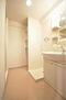 中ノ坂レジデンス 洗面所には洗面化粧台・室内洗濯機置き場・収納棚があります。
