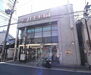 ドミール深草 京都銀行 藤森支店まで570m 本町通り沿いの京都銀行。最寄は藤森駅です。