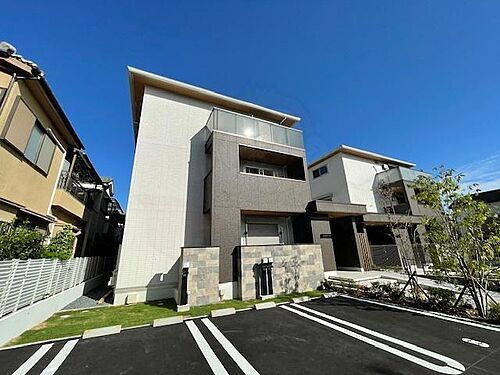 大阪府高槻市下田部町１丁目  3階建