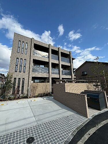 兵庫県川西市栄根２丁目  3階建