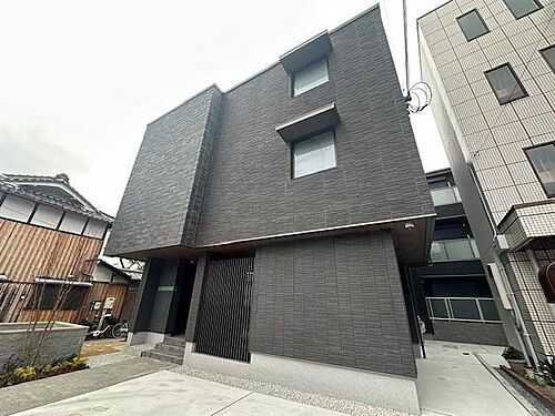 大阪府茨木市沢良宜西２丁目 築1年10ヶ月 3階建