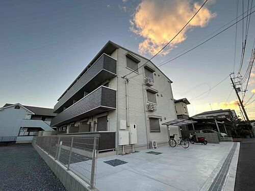 大阪府茨木市上穂東町 築3年 3階建