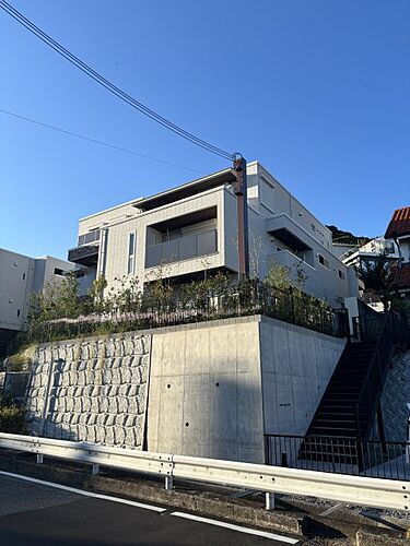 兵庫県神戸市東灘区岡本８丁目  3階建