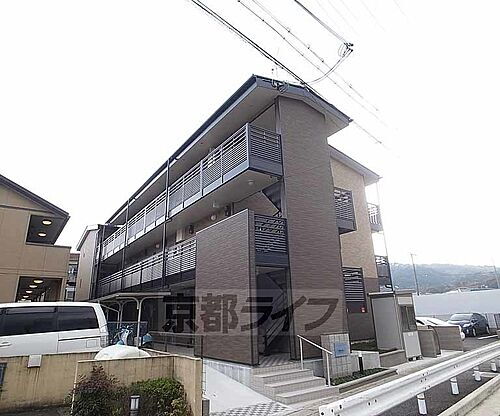 京都府京都市山科区勧修寺東北出町 3階建