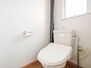 飯町マンション トイレは小窓や快適な温水洗浄暖房便座付き☆