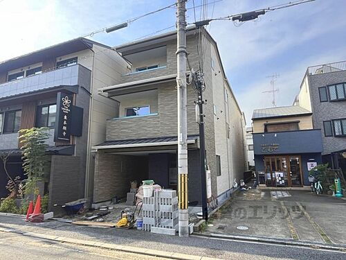 京都府京都市下京区西洞院通五条下る小柳町  3階建