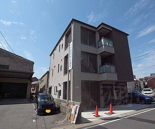京都府京都市右京区太秦和泉式部町 3階建 築10年9ヶ月