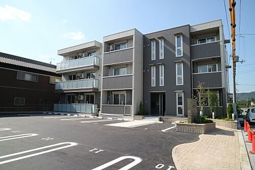 兵庫県加東市上中３丁目 3階建