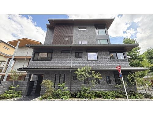 京都府京都市左京区岡崎円勝寺町 築1年未満 4階建