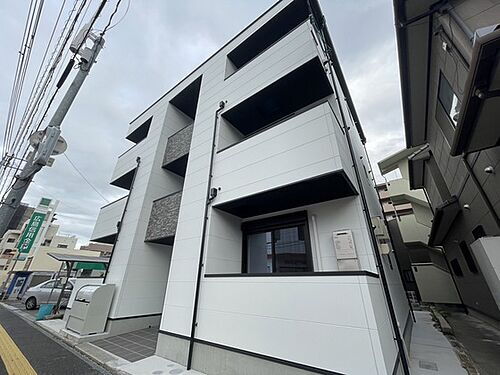 広島県広島市西区草津南１丁目 3階建