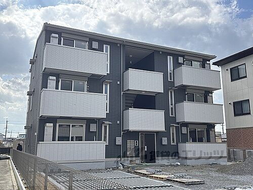 滋賀県彦根市里根町 3階建 