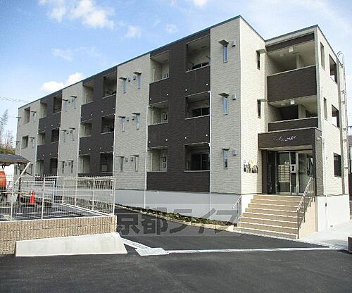 京都府京田辺市興戸和井田 3階建