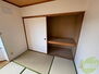 アパートメント松田Ｂ 和室には押入があります。段差があるので収納の幅が広がります。