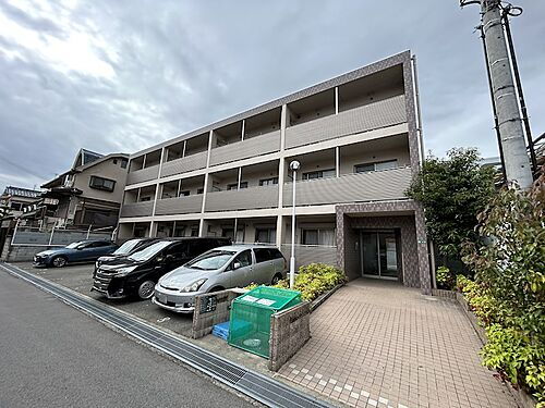 兵庫県西宮市小松町１丁目 3階建