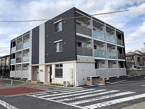 兵庫県西宮市浜甲子園１丁目 3階建