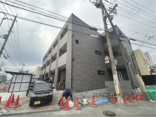 大阪府枚方市東船橋２丁目  3階建