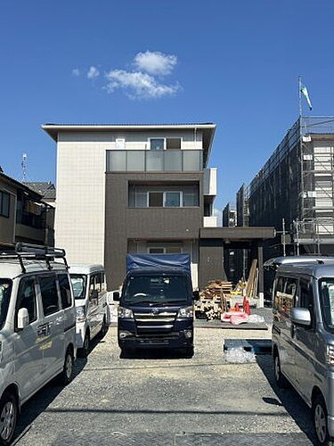 大阪府高槻市下田部町１丁目  3階建
