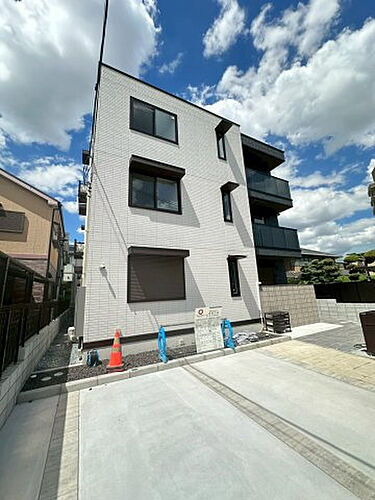 大阪府吹田市千里丘上  3階建