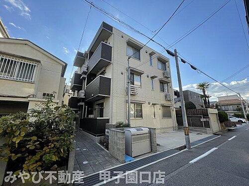 兵庫県西宮市里中町２丁目 築4年10ヶ月 3階建