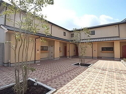 奈良県大和高田市北片塩町 テラスハウス