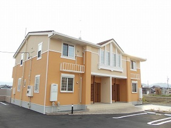 三重県亀山市川崎町 築8年10ヶ月 2階建