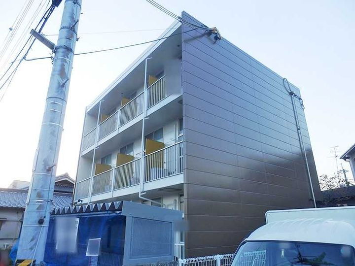 レオパレスリーヴ・マ・メゾン 3階建