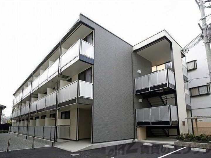 レオパレスＮＥＷ　ＢＲＯＡＤ 3階建