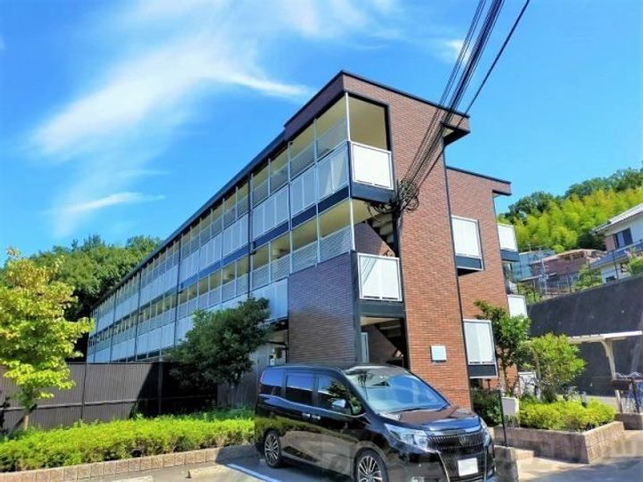 レオパレスサルース 3階建