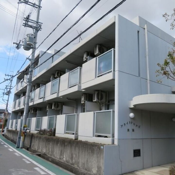 ブライトンヒルズ箕面 3階建
