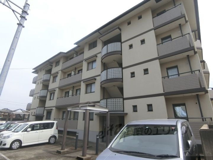クレサンテール 4階建