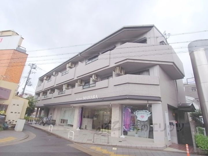 クラージュ高槻 3階建