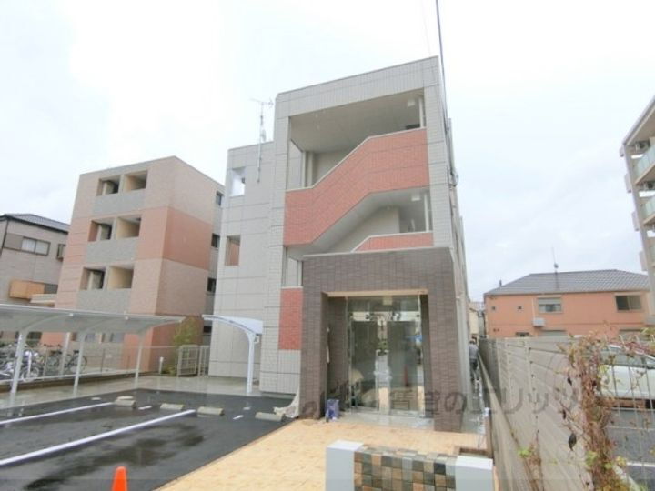 グランディール春日 3階建